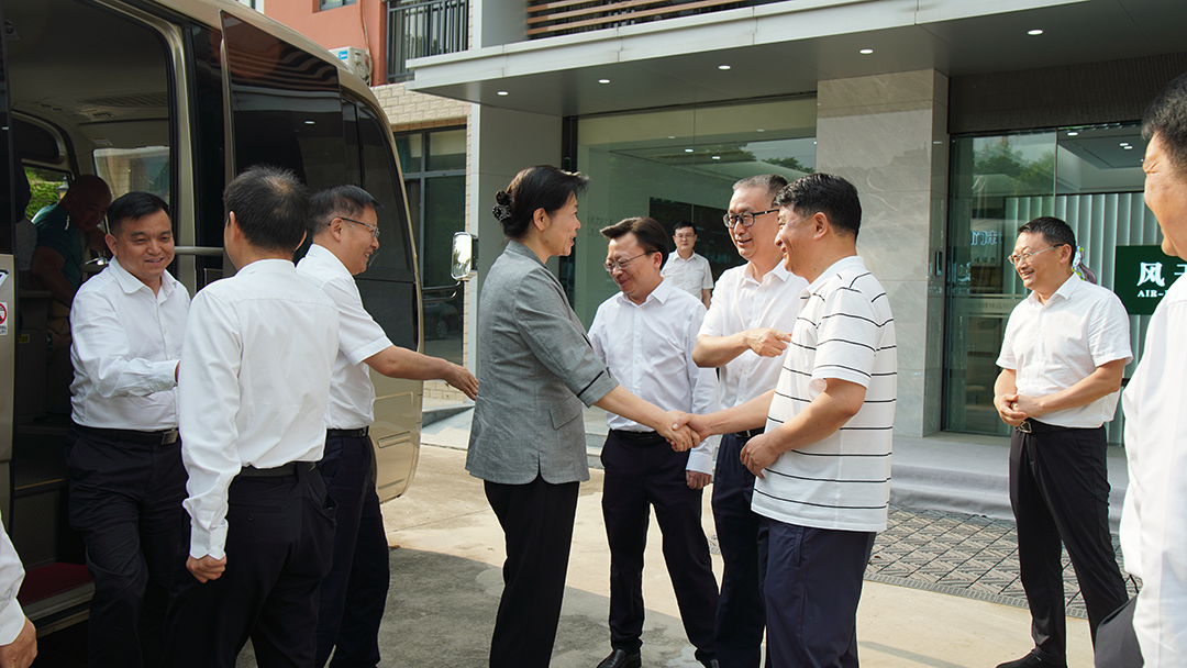 省人大常委會黨組書記、常務副主任王艷玲一行蒞臨湖北華醇食品有限公司，調研荊門風干雞產業發展及鄉村振興工作